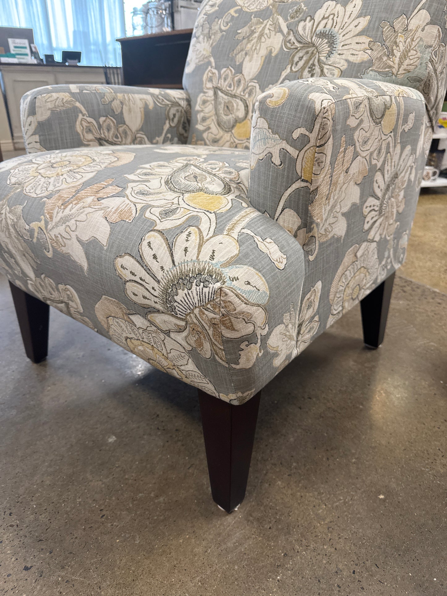 Best Home Furnishings Randi Modern Club Chair