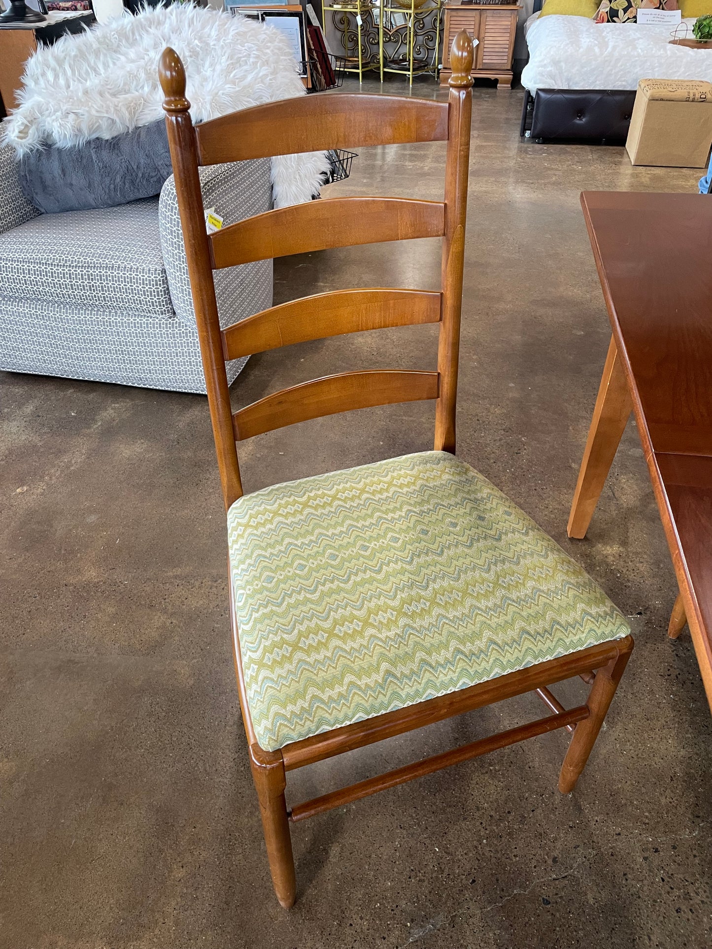 Stanley Dining Set w/4 Chairs & 2 Leaves