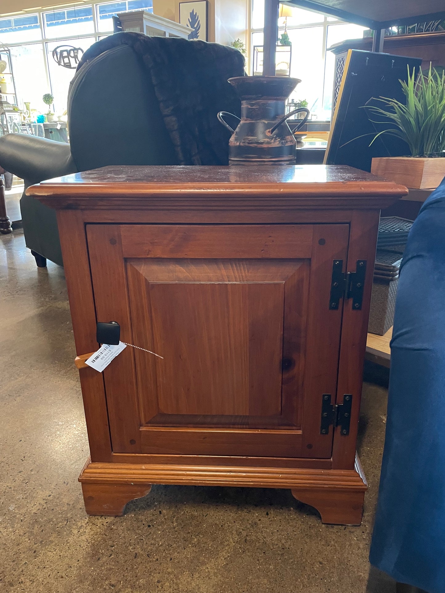 Pine End Table with black knob