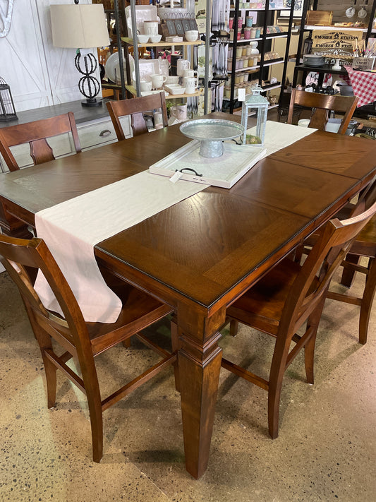 Hightop Table/8 chairs/Butterfly leaf
