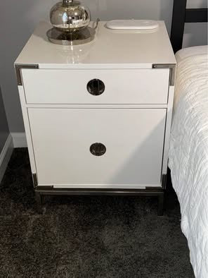 White nightstands (Set of 2)