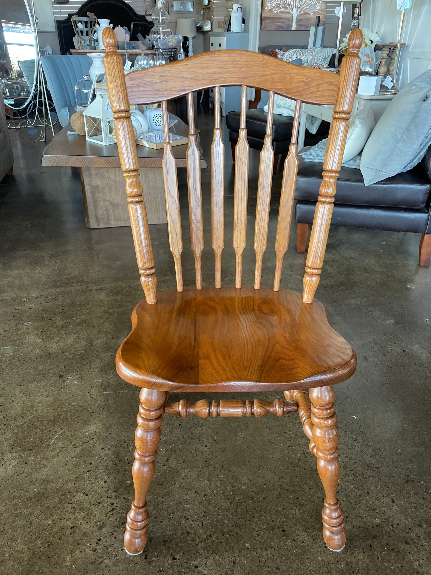Round Oak Dining Table/4 chairs/2 leaves