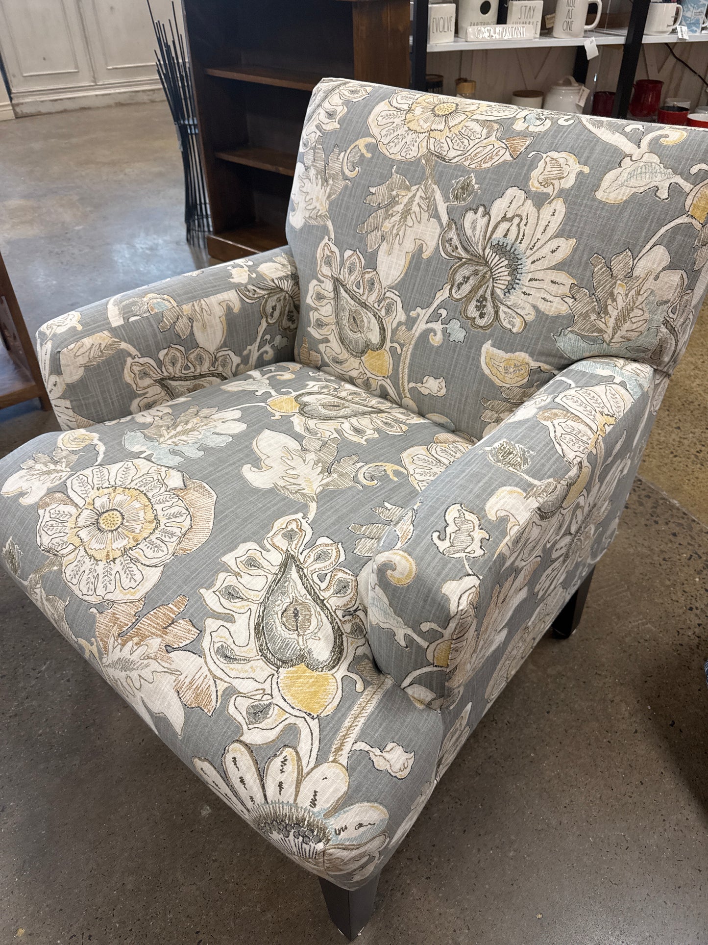 Best Home Furnishings Randi Modern Club Chair