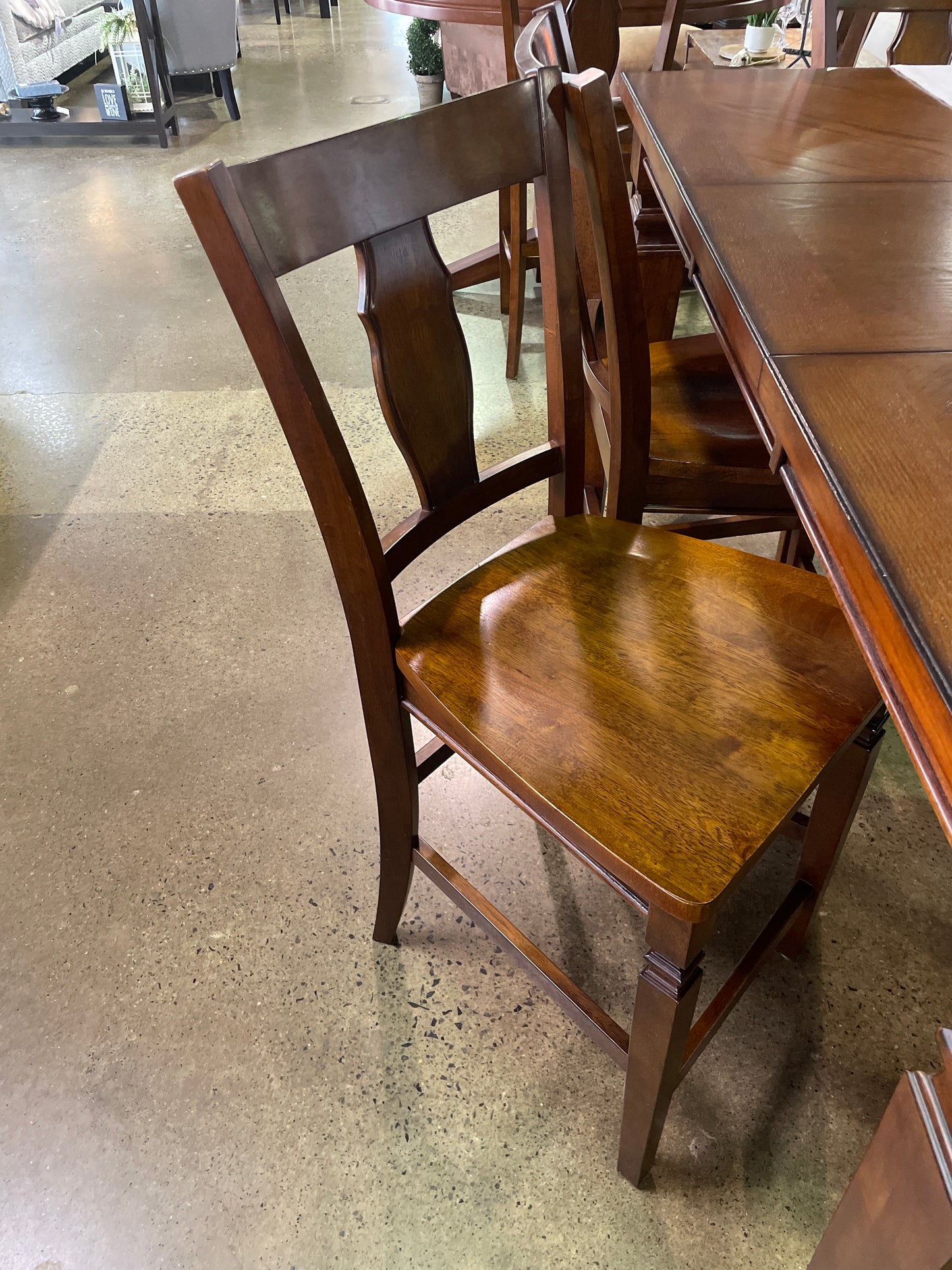 Hightop Table/8 chairs/Butterfly leaf