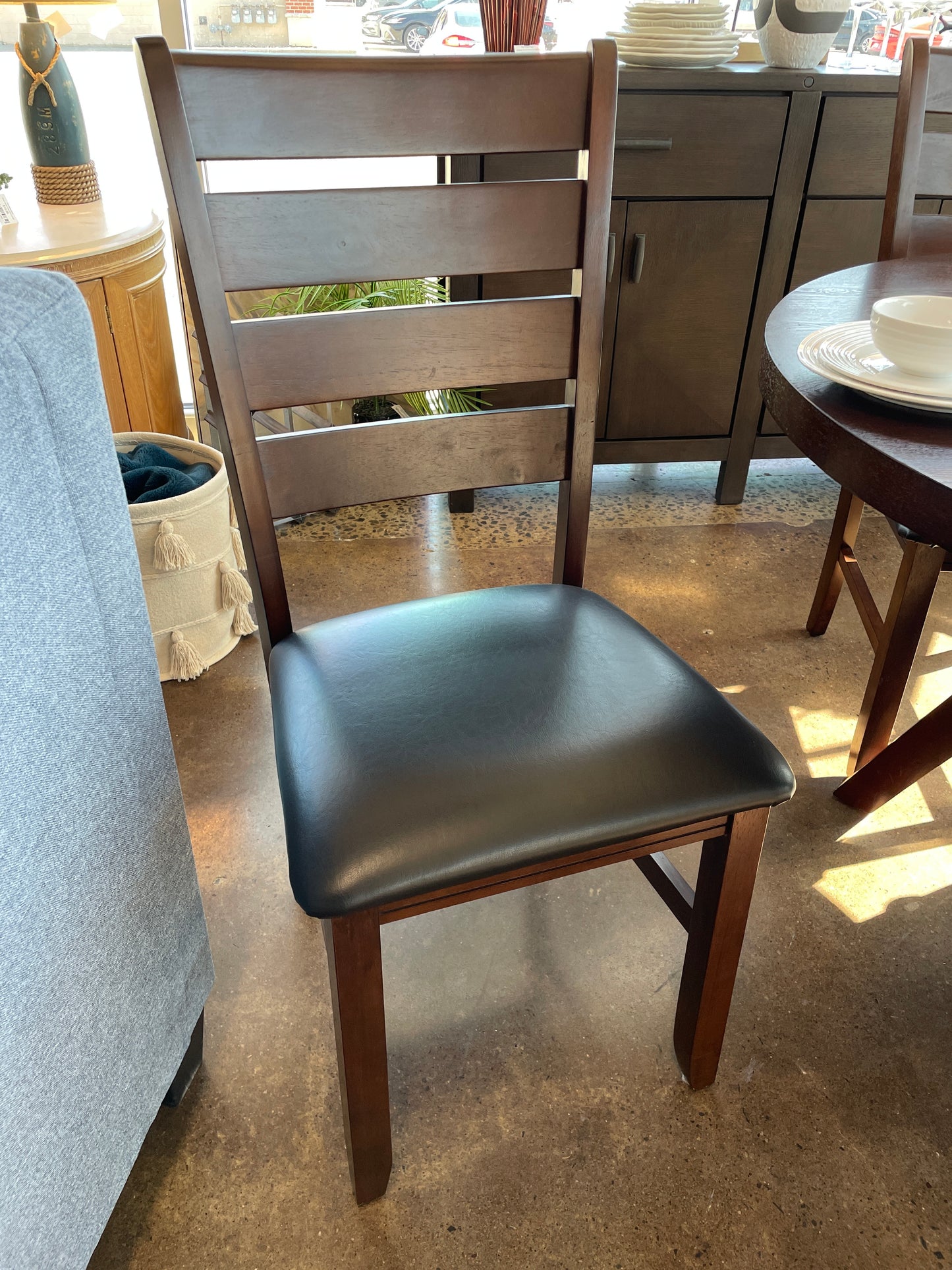 Round Table with 4 Chairs