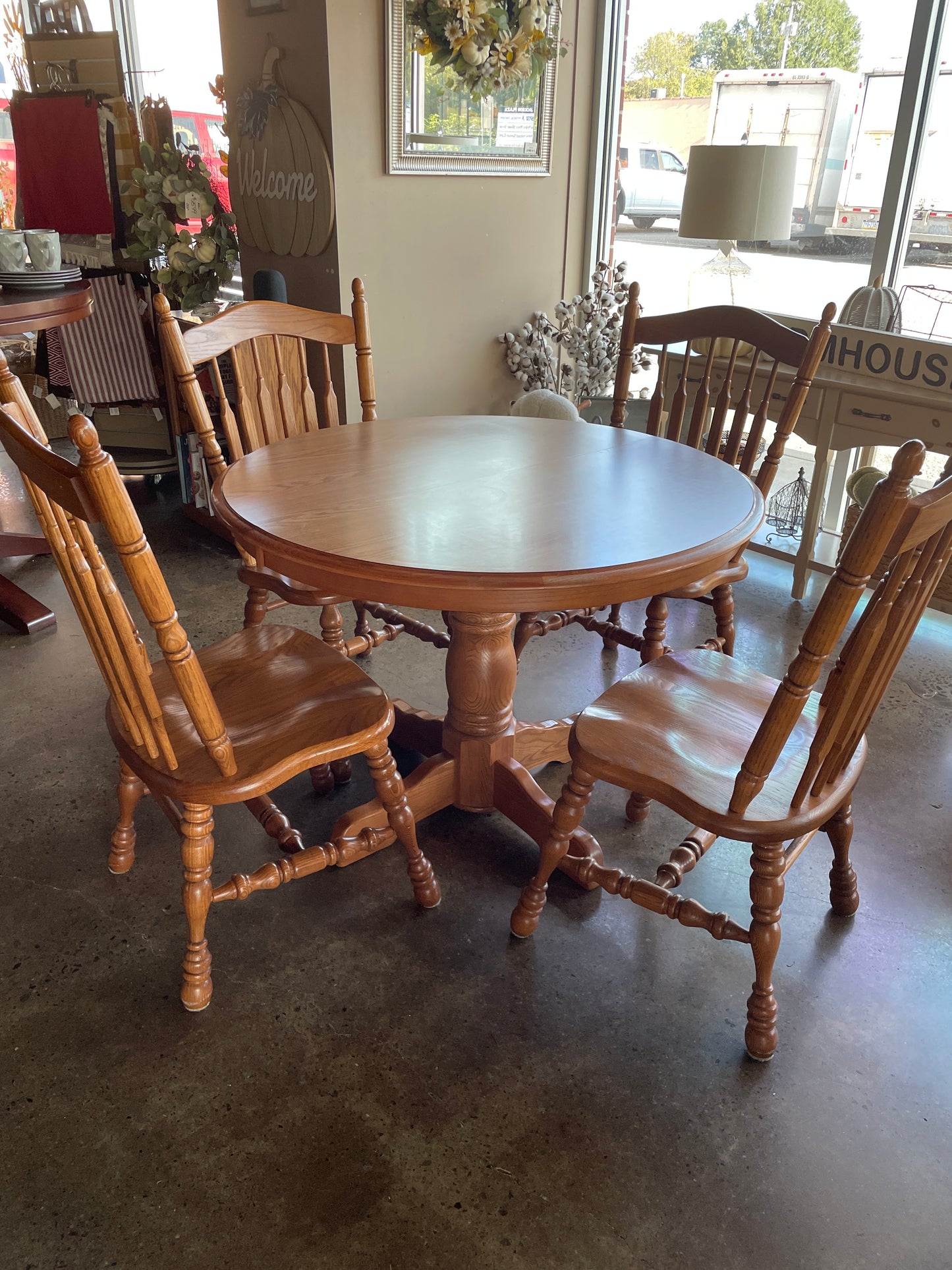 Round Oak Dining Table/4 chairs/2 leaves