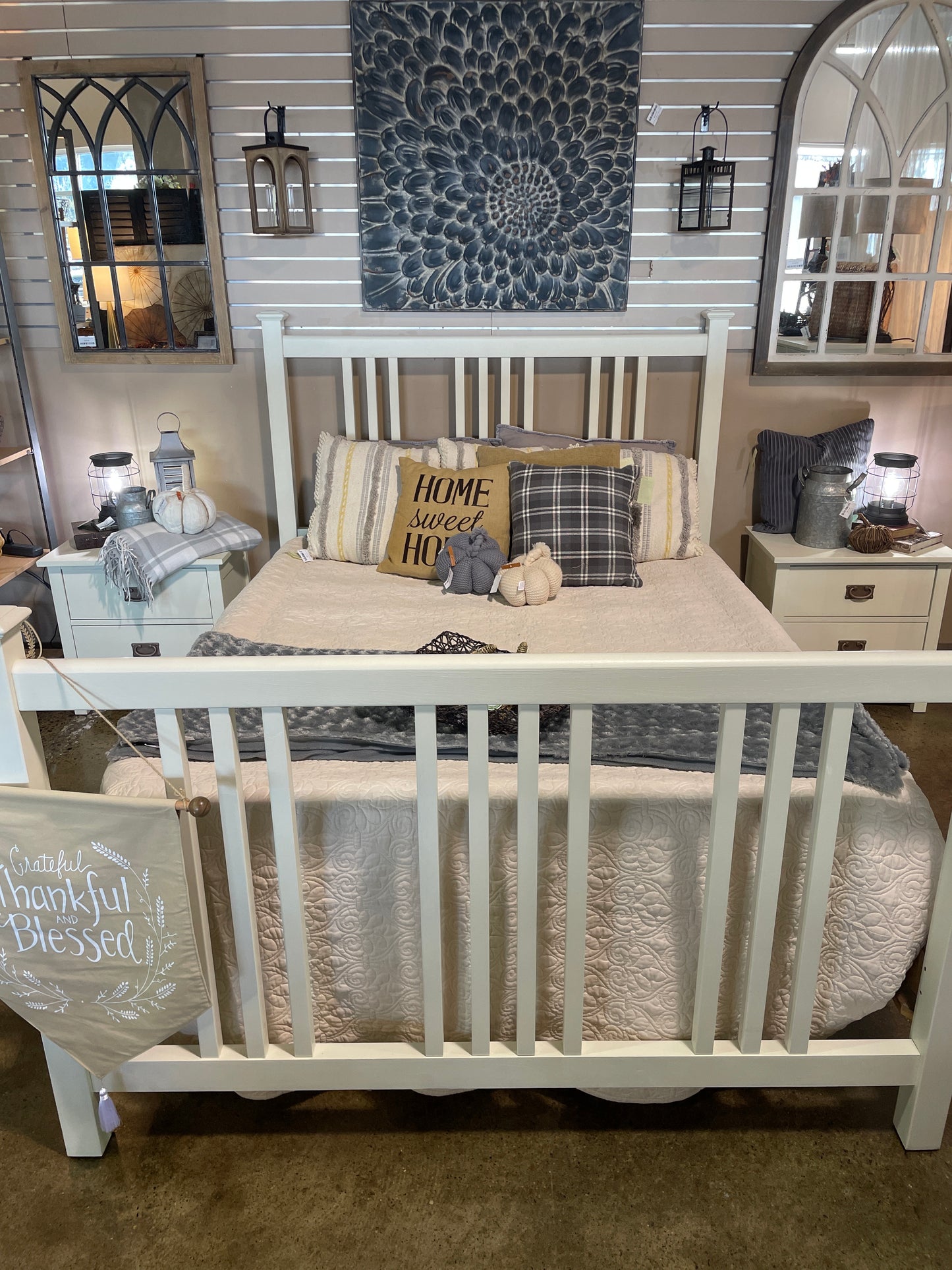 Bassett Cream Painted Queen Bed Set