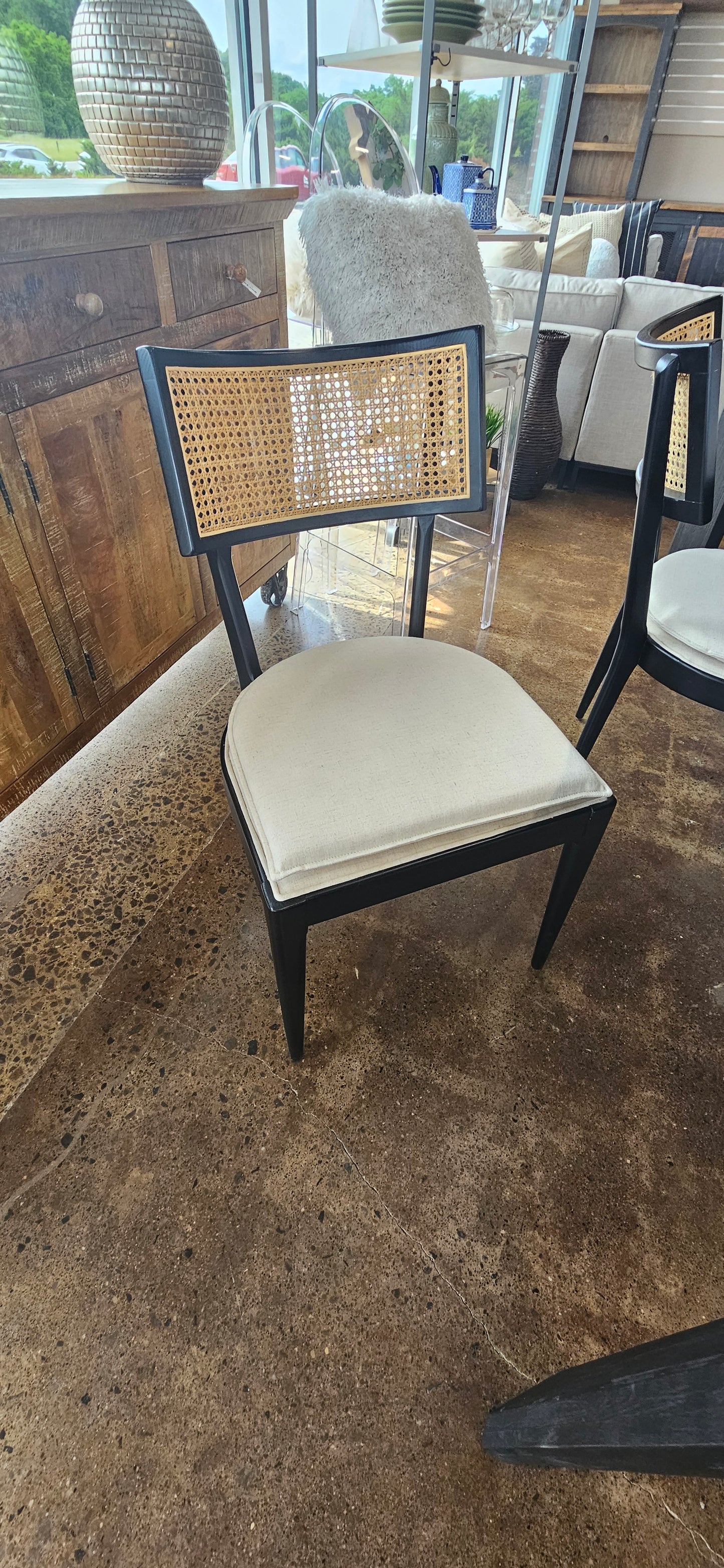 Dining table w/ 6 chairs & leaf (Model Home)