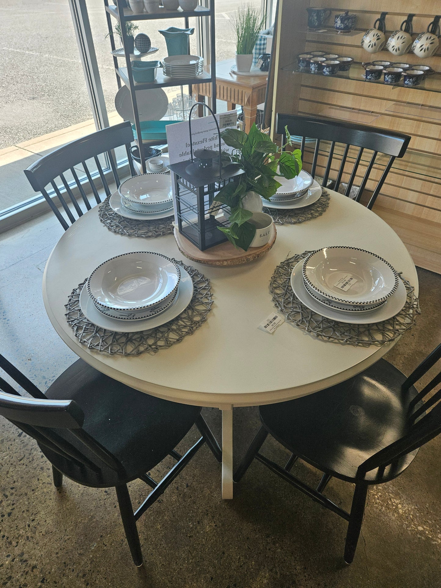 White Flexsteel round kitchen w/ 4 black chairs