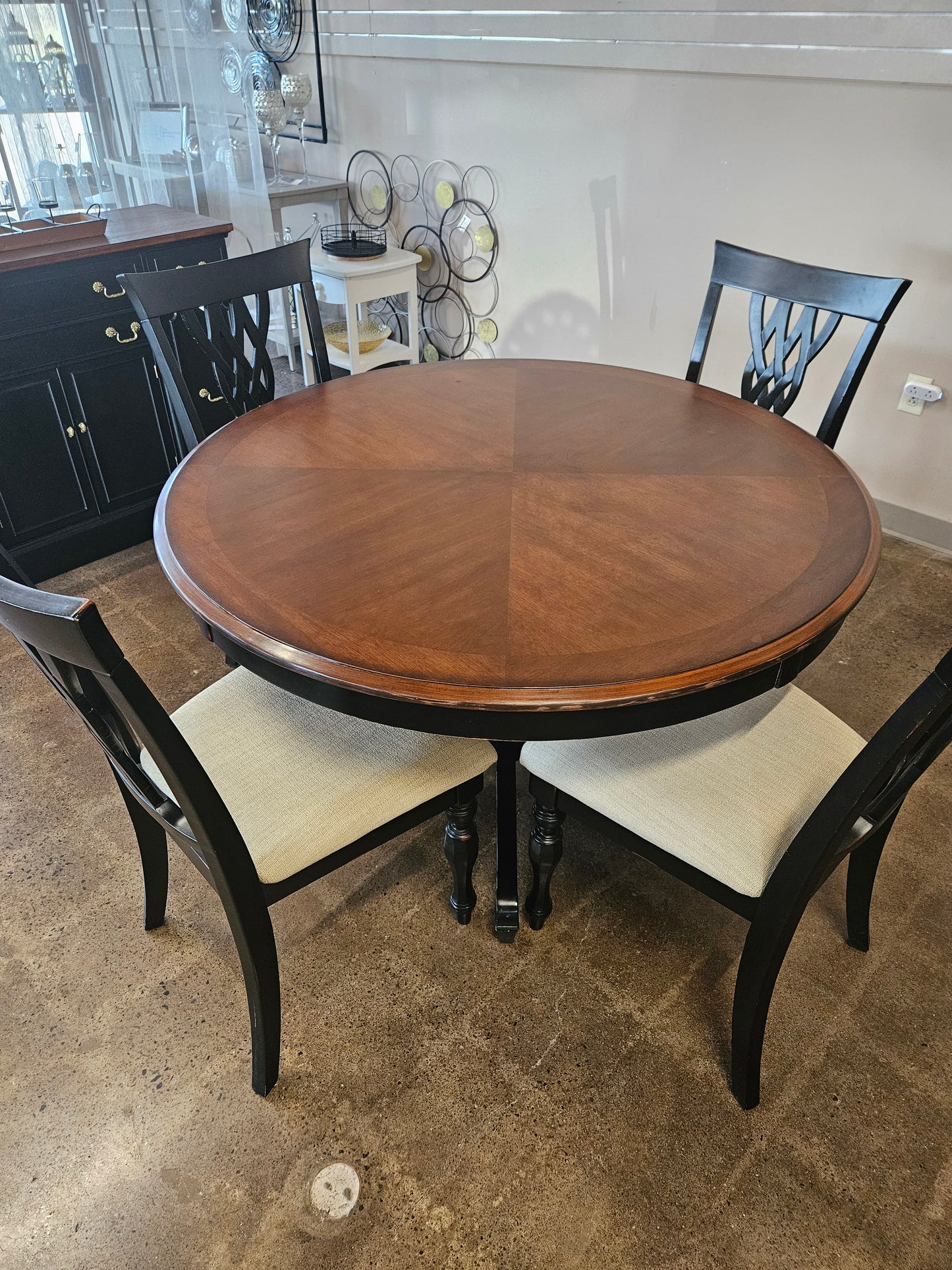 Round dining table with 4 chairs