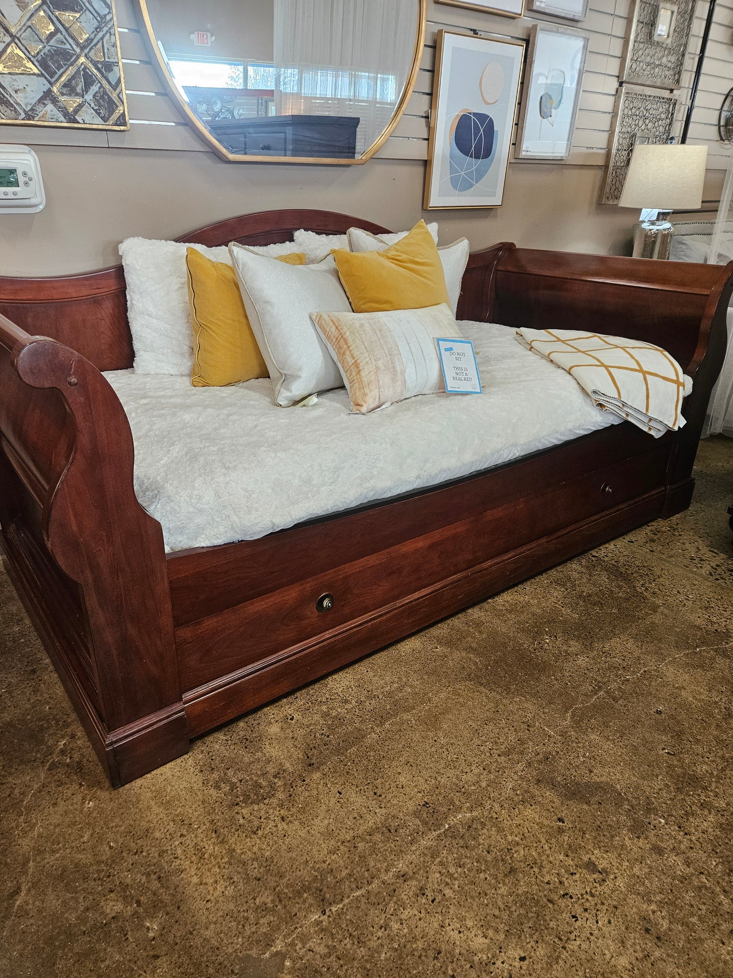Twin Sleigh Day Bed w/ Drawer