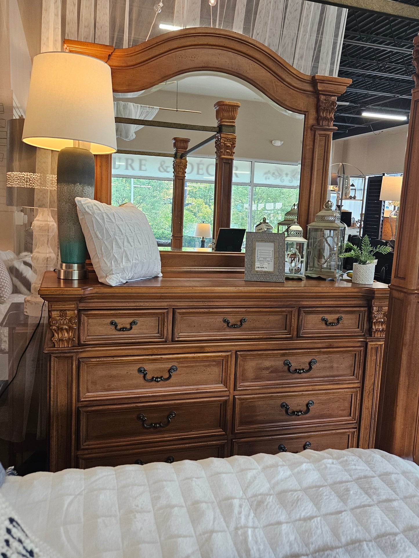 Hooker Poster Queen Bedroom Set