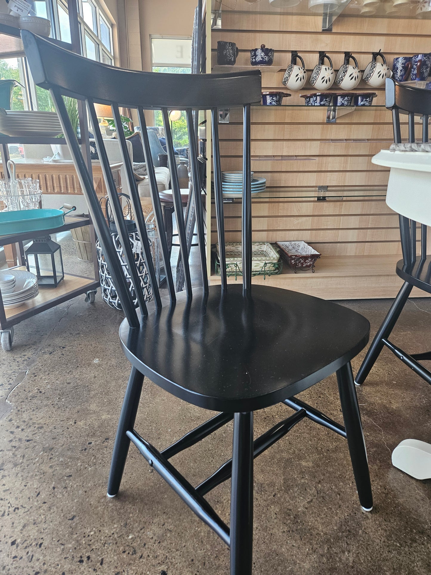 White Flexsteel round kitchen w/ 4 black chairs
