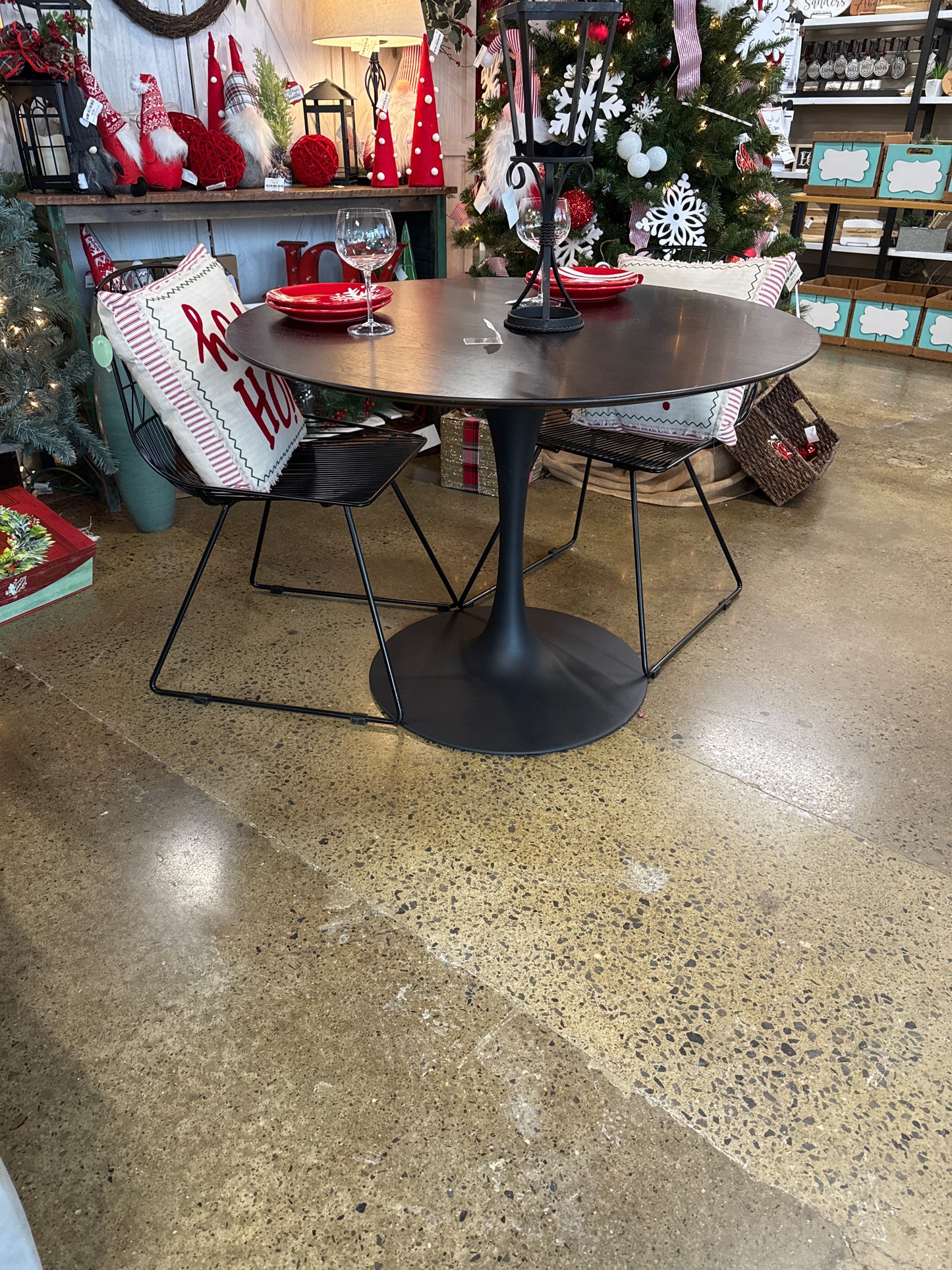 Black Round Pedestal Table-MODEL HOME