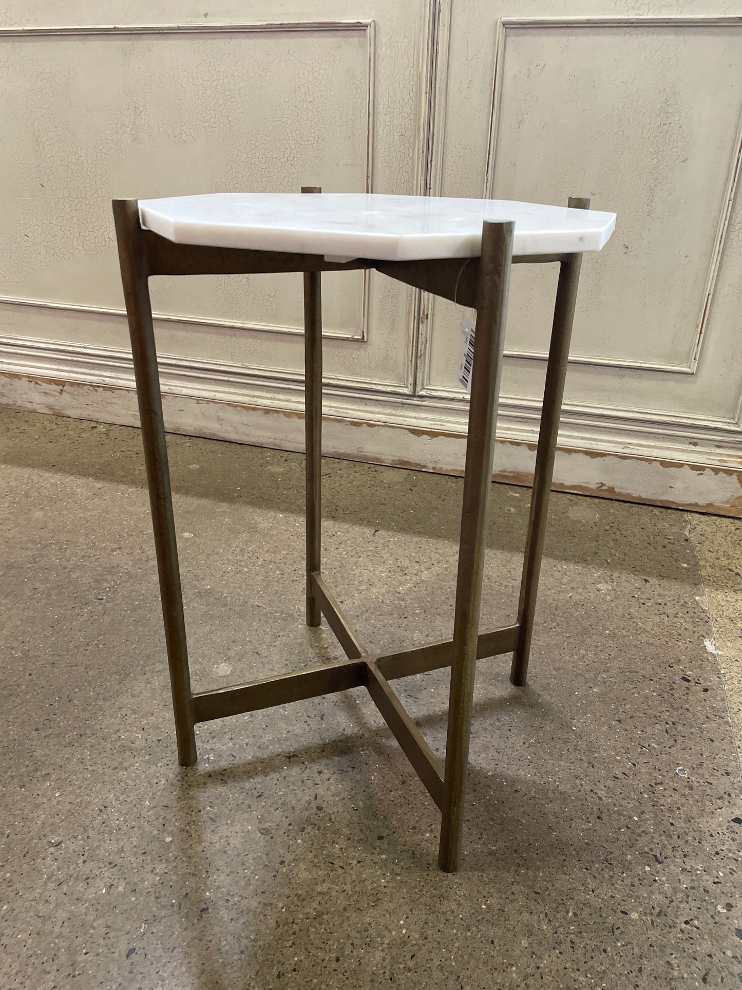 Table Wht Marble Top/Gold Metal Base 15x22