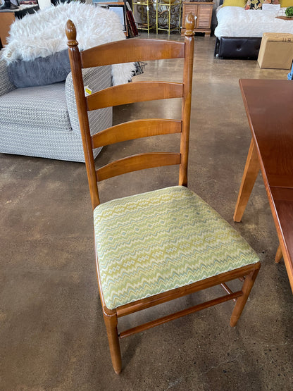 Stanley Dining Set w/4 Chairs & 2 Leaves