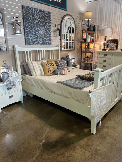 Bassett Cream Painted Queen Bed Set