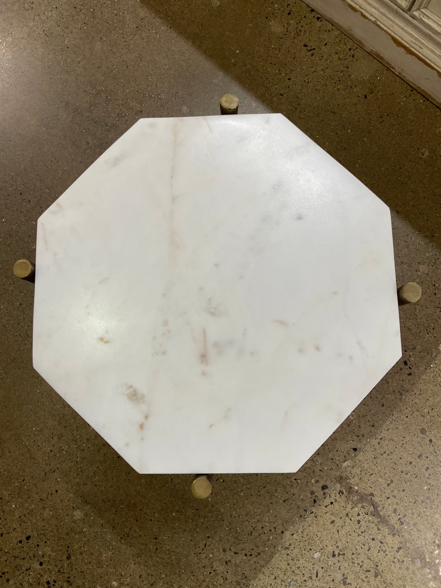 Table Wht Marble Top/Gold Metal Base 15x22