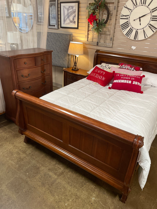 Queen Sleigh Bed Set w/2 nightstands and chest