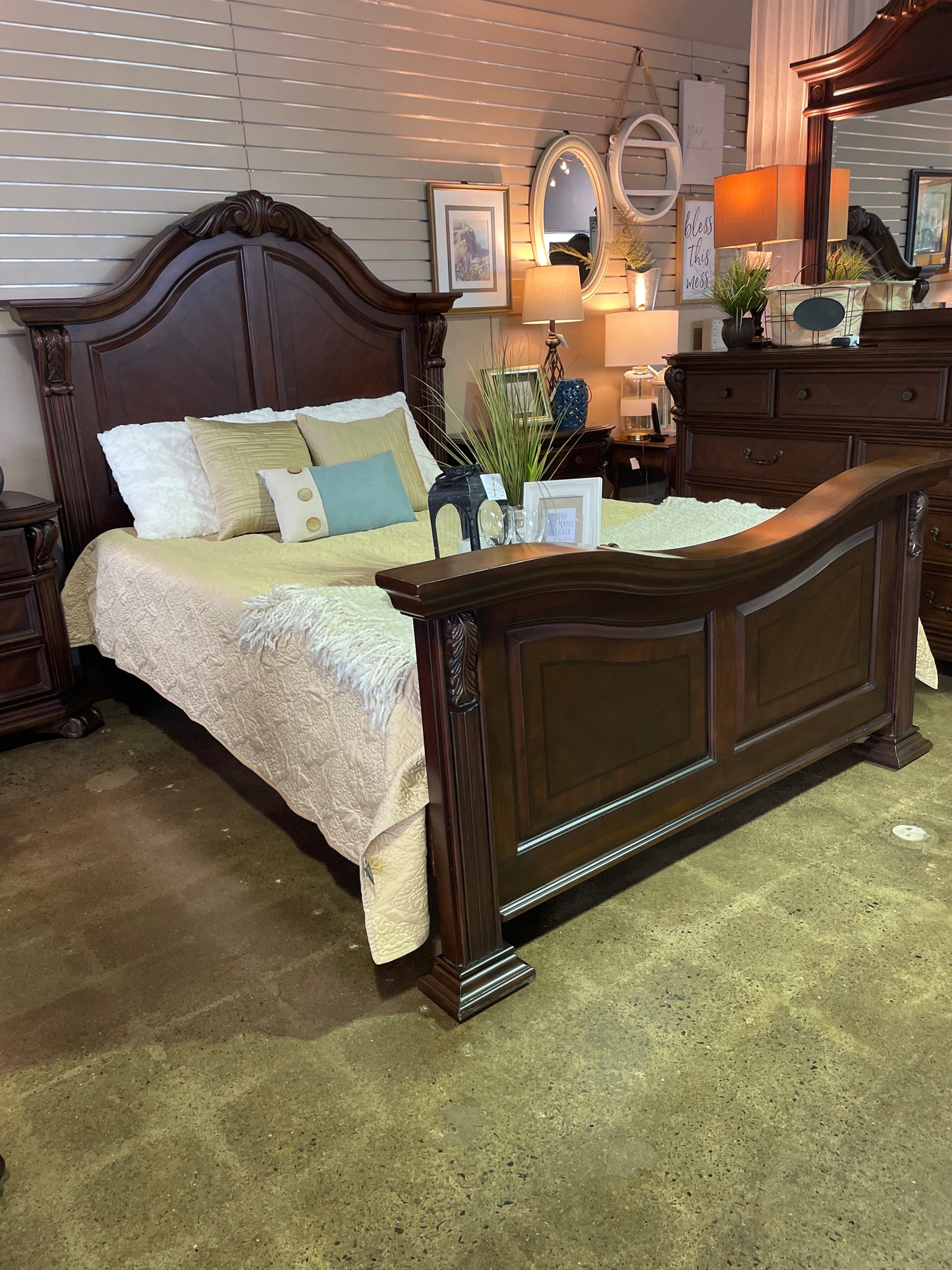 Broyhill Queen Bedroom Set