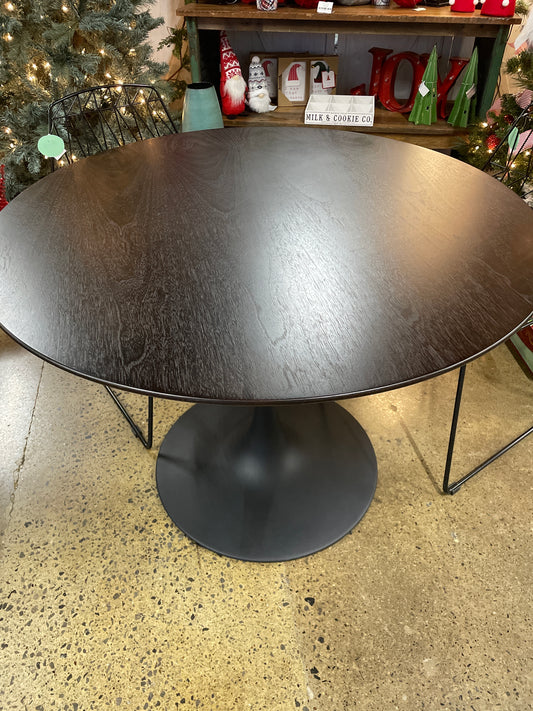 Black Round Pedestal Table-MODEL HOME