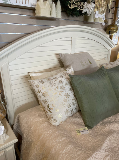 Cream Queen Bed Set (Bed, Chest, Nightstand)