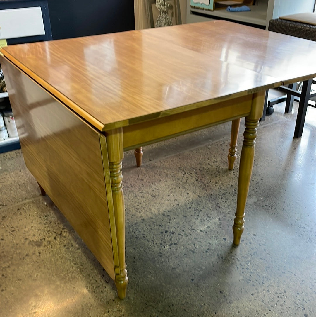 Drop leaf table