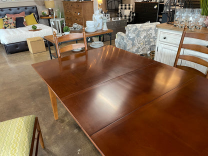 Stanley Dining Set w/4 Chairs & 2 Leaves