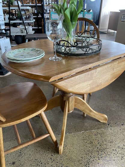 Oak Kitchen Table w/ 2 chairs