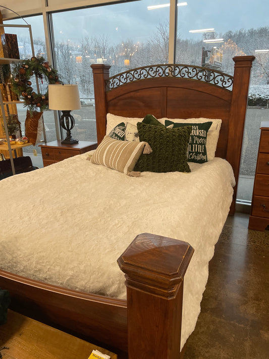 Queen Bedroom set (Bed, dresser, mirror, nightstand)