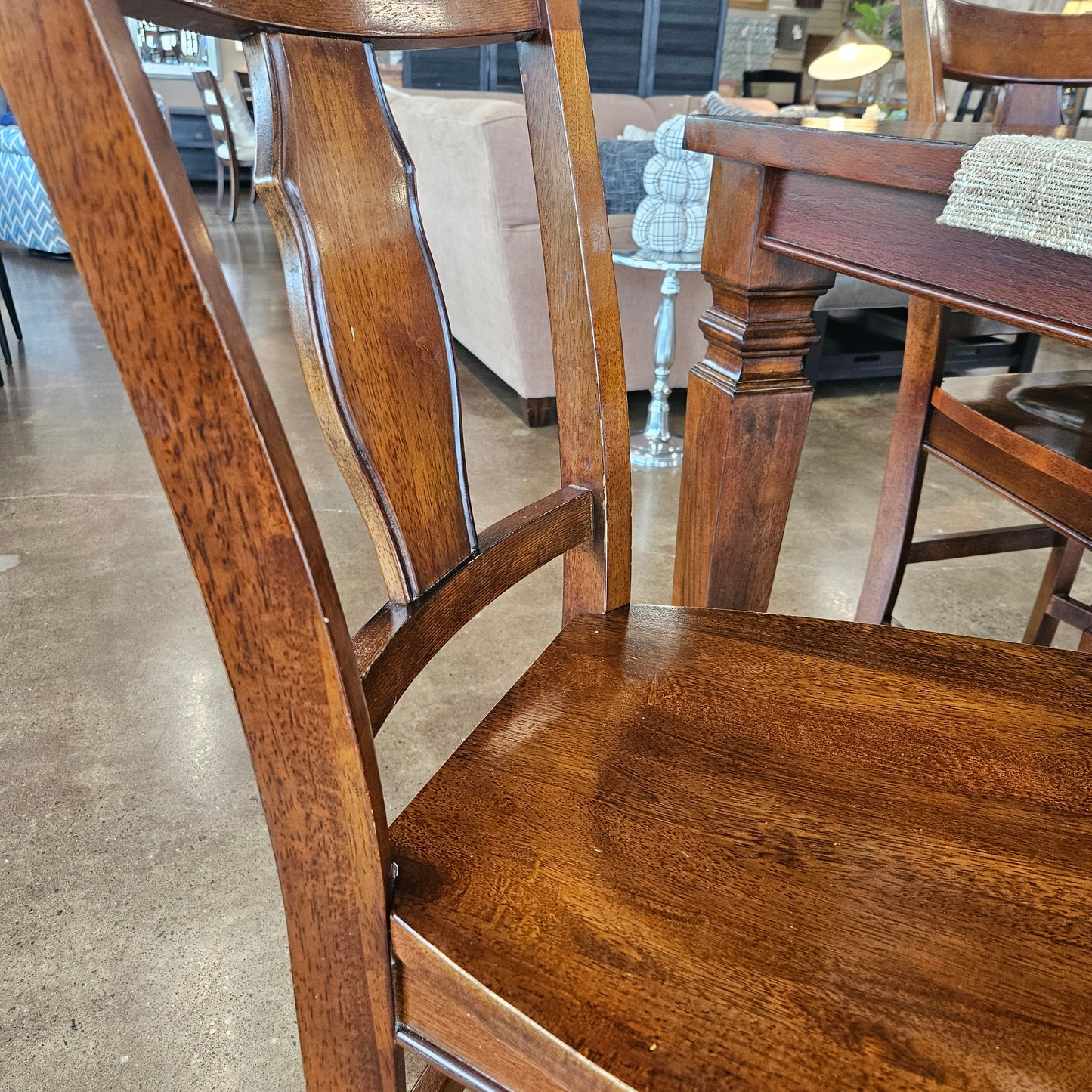 Counter top table w/ 8 chairs and butterfly leaf