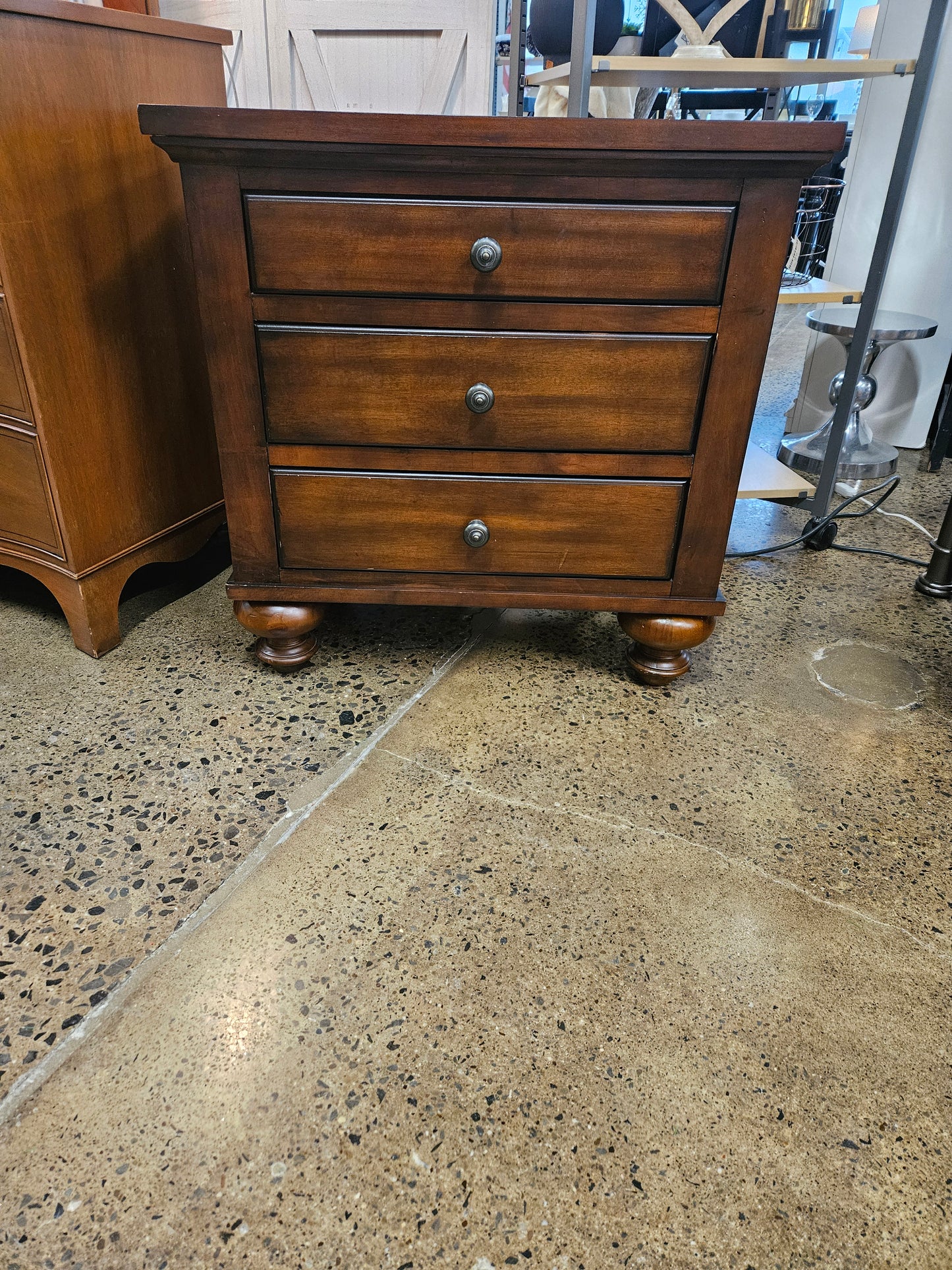 Medium wood dresser/nightstand (Set2)