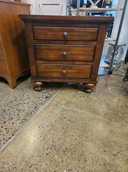 Medium wood dresser/nightstand (Set2)