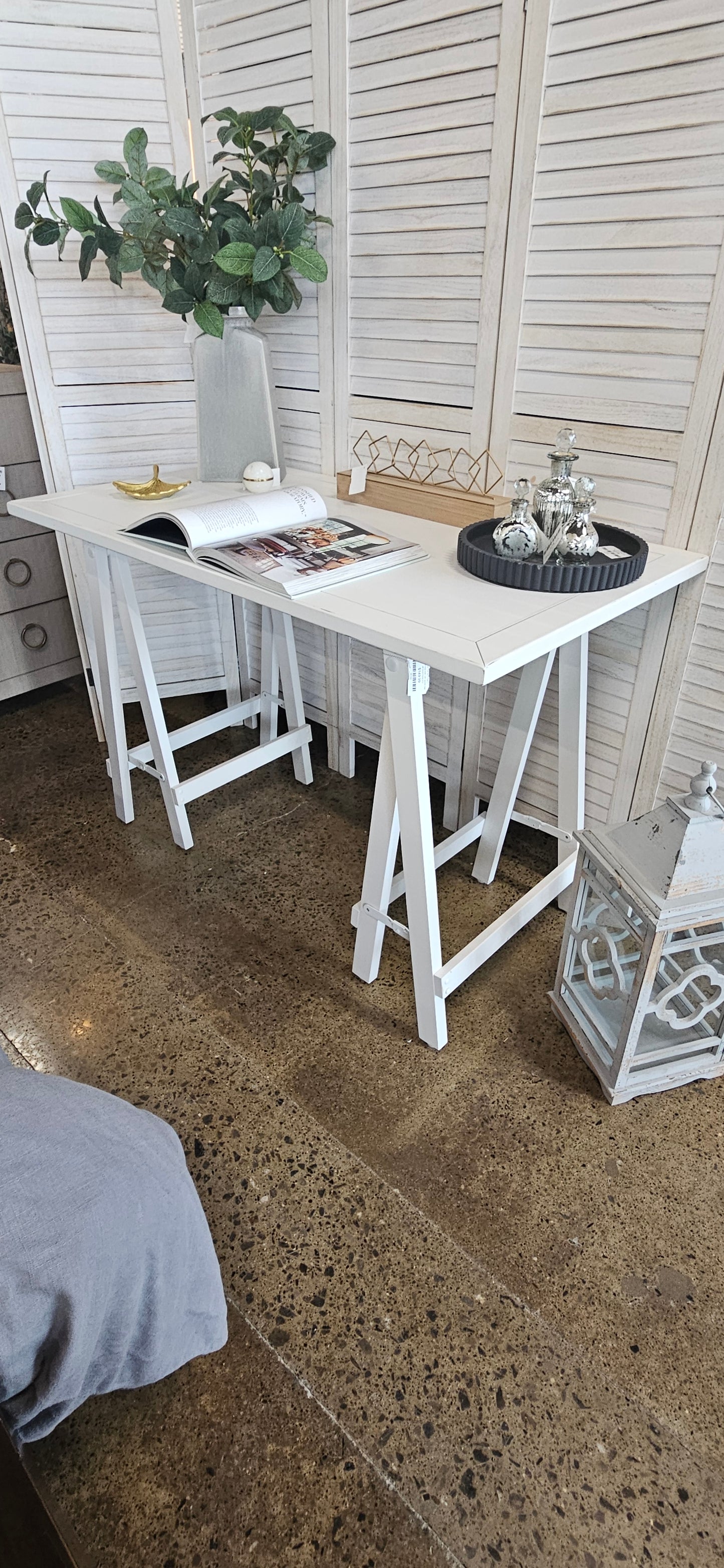 White writing desk with saddle legs
