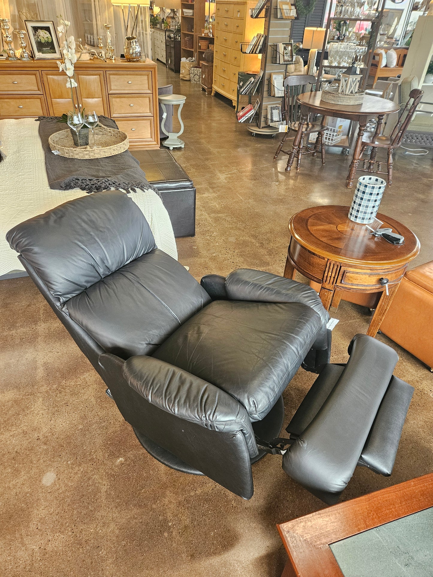 Dark blue/black leather push-back recliner