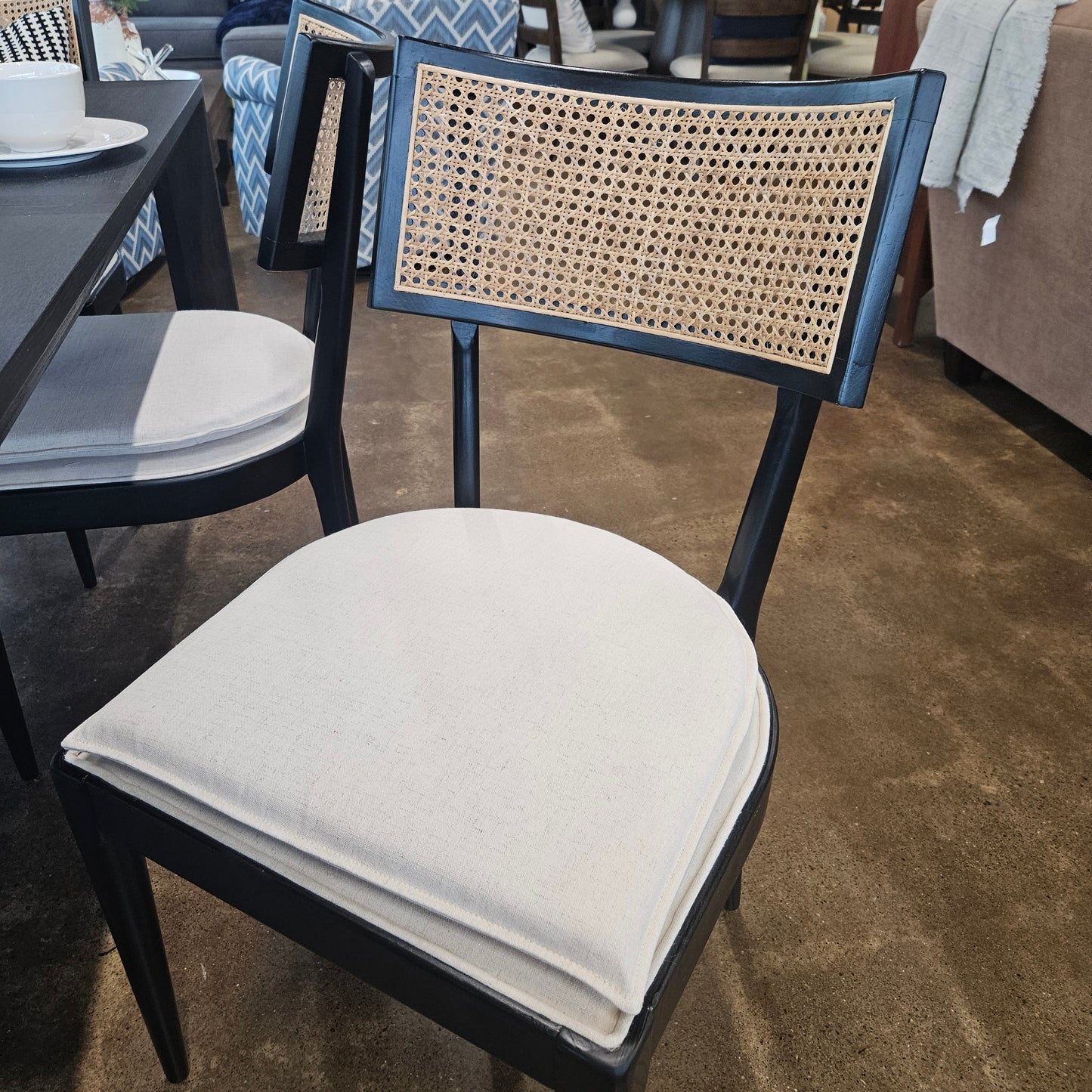 Dining table w/ 6 chairs & leaf (Model Home)
