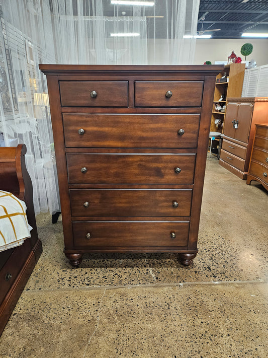 Medium wood dresser/nightstand (Set2)
