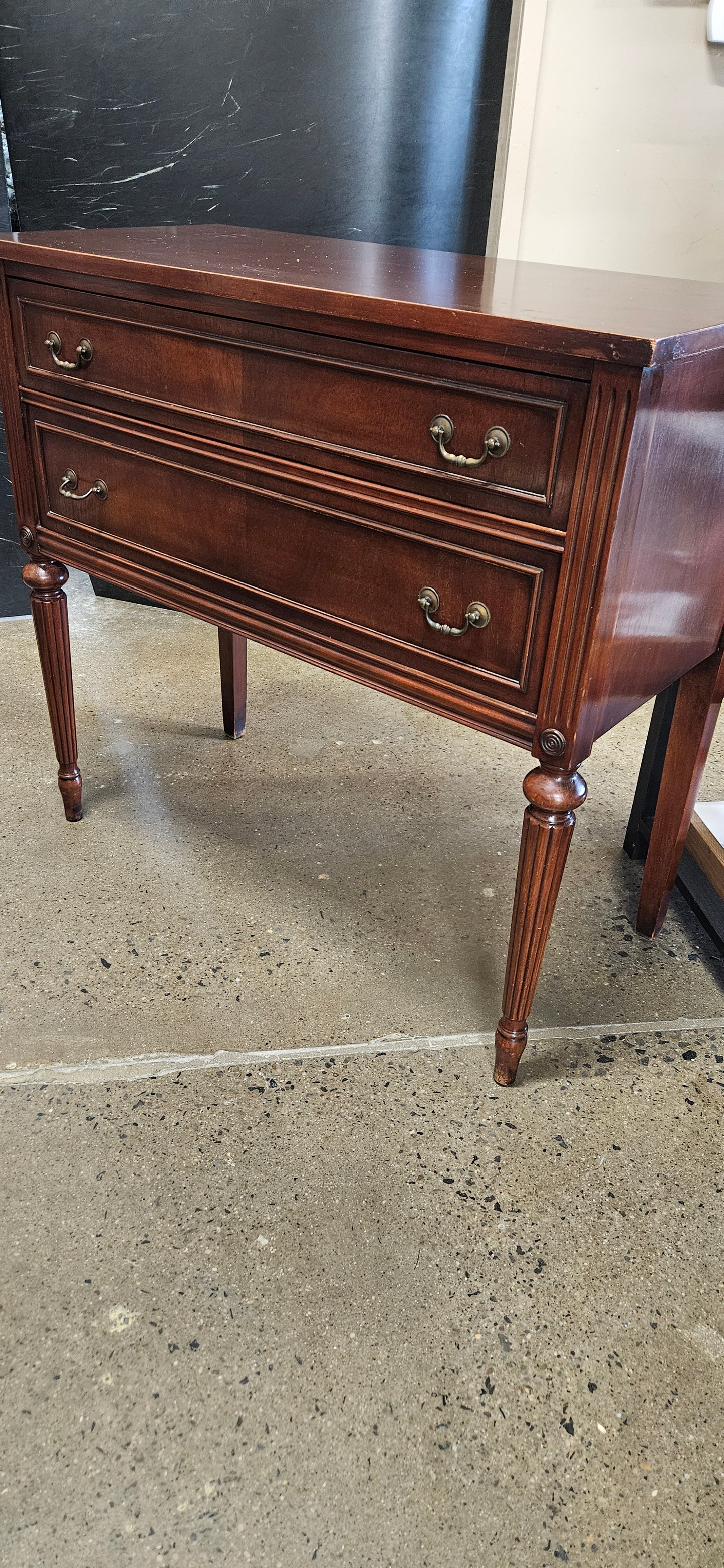 Mahogany sideboard with 2 drawers
