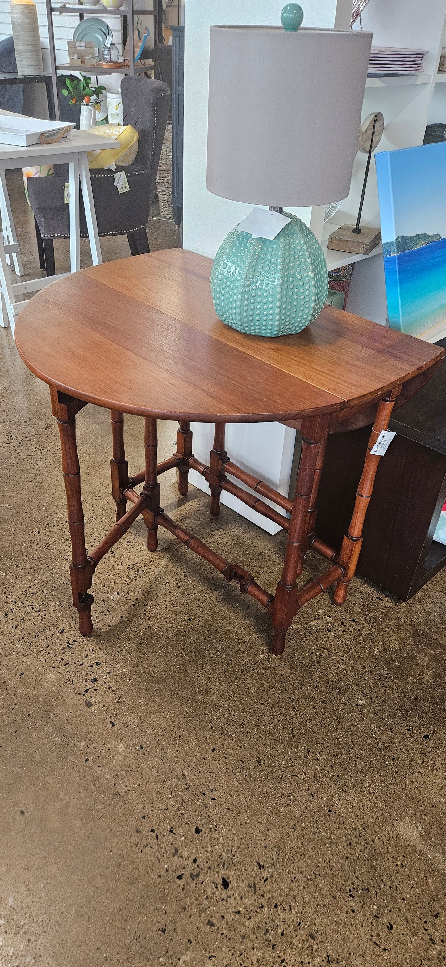 Drop leaf gate leg table
