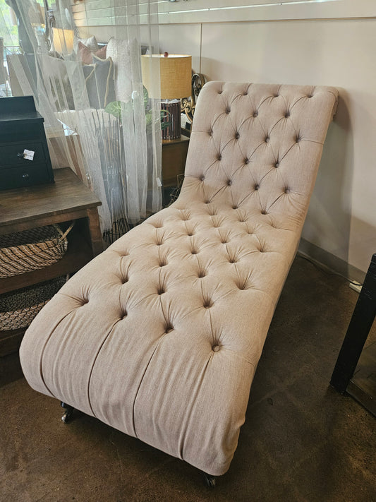 Tuffed linen chaise