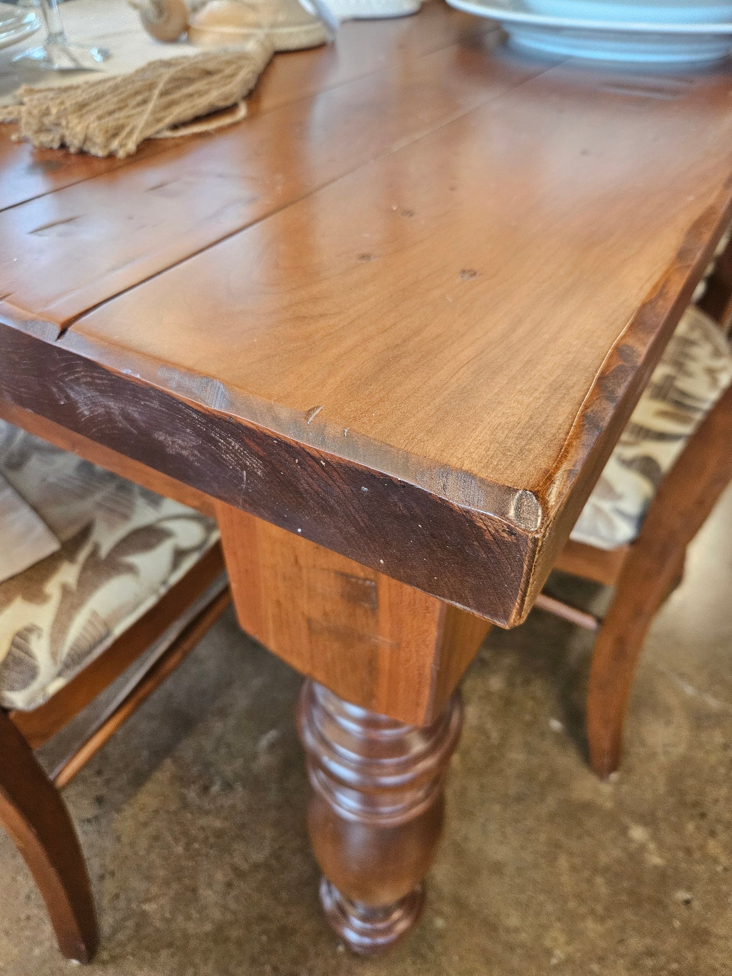Plank dining table with 6 upholstered chairs