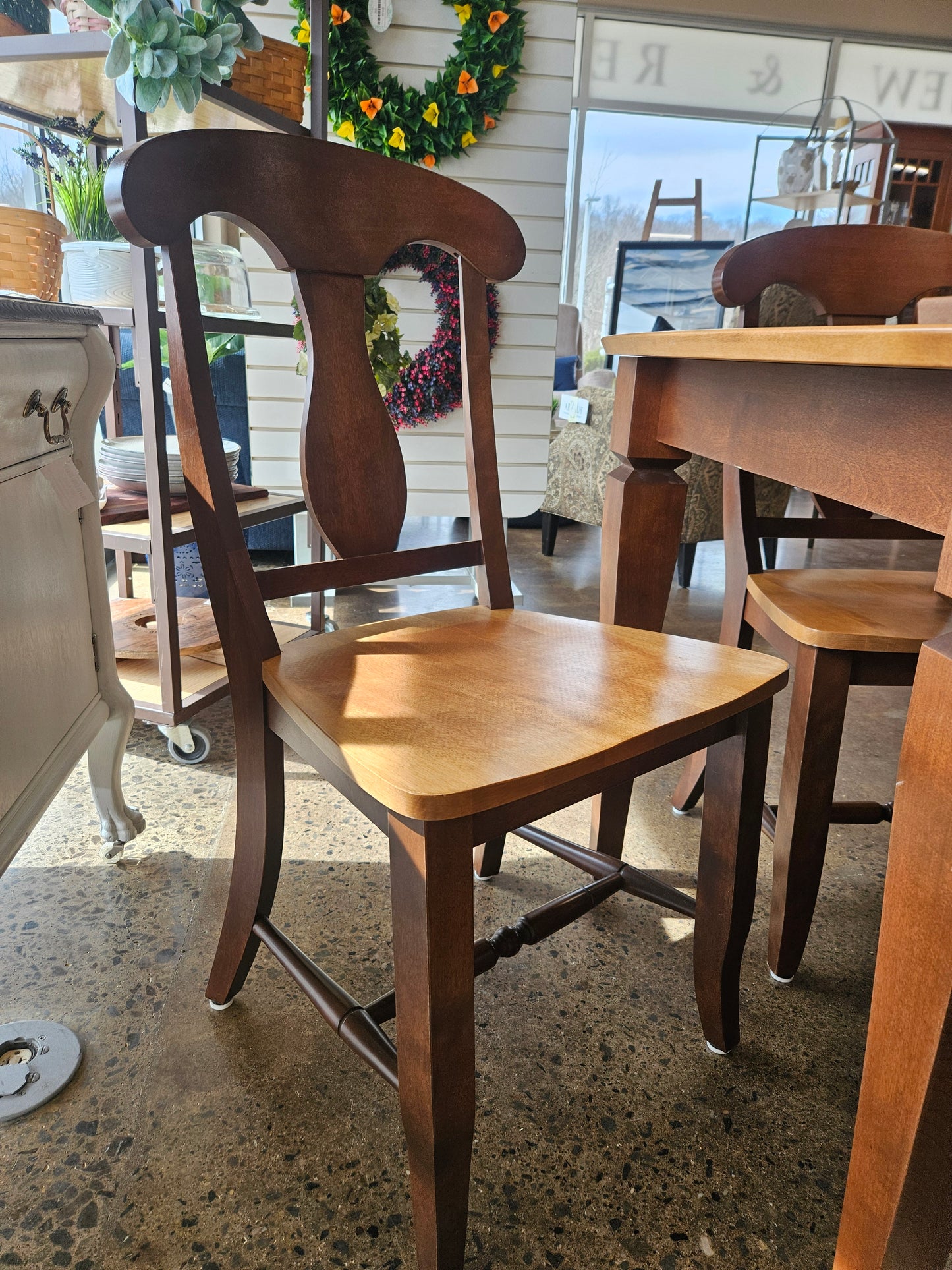 Two Tone Dining Set (1 leaf/6 chairs/pads)