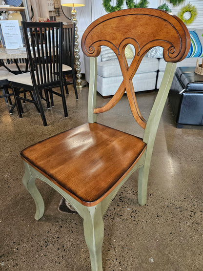 Magnolia Home Scalloped Round Dining Table with Chairs