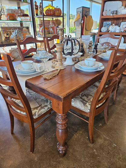 Plank dining table with 6 upholstered chairs
