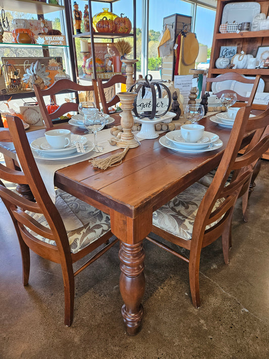 Plank dining table with 6 upholstered chairs