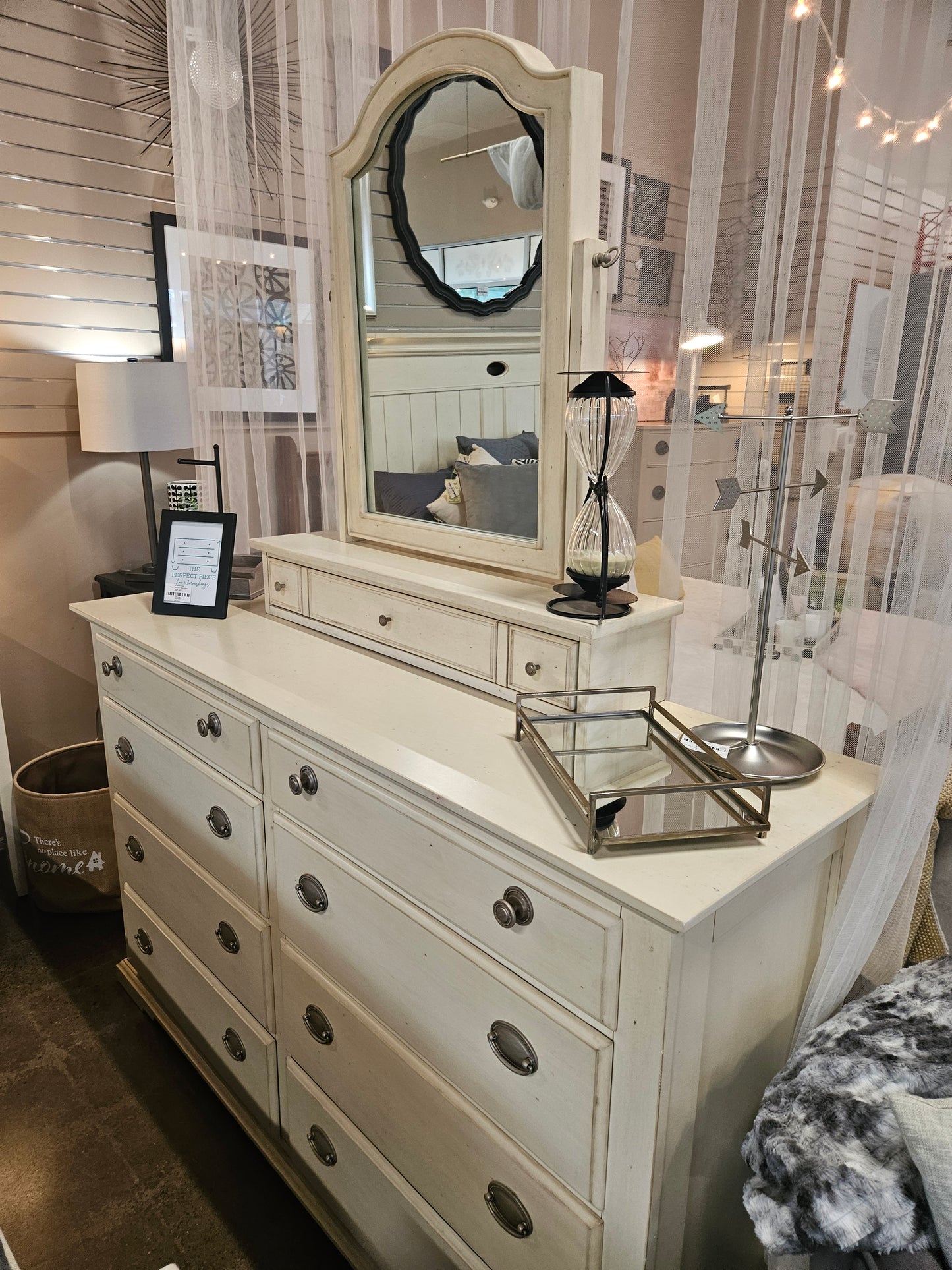 Antique Vanilla Bedroom Set (4pc)