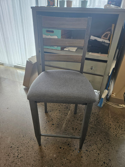 30" Round hightop table with 4 chairs