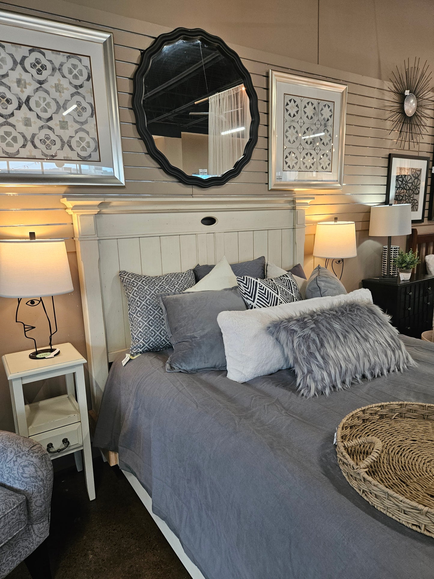 Antique Vanilla Bedroom Set (4pc)