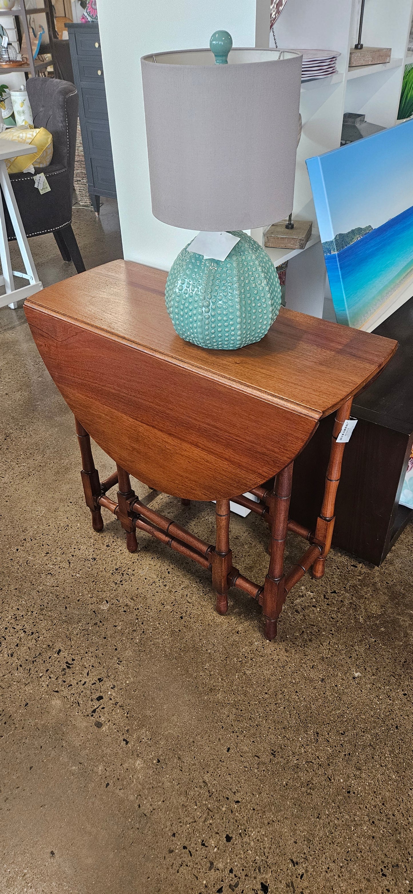 Drop leaf gate leg table