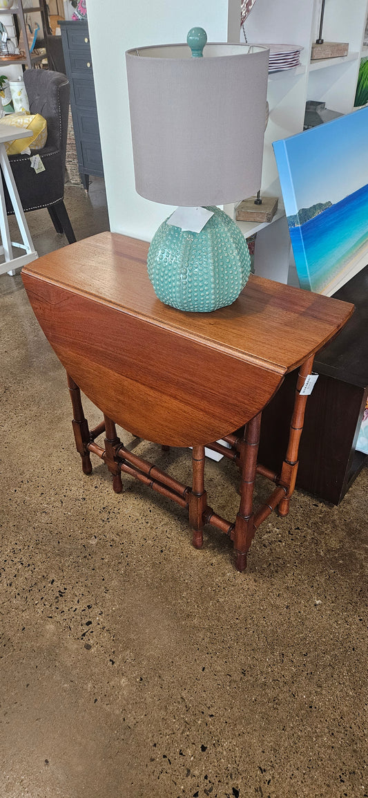 Drop leaf gate leg table